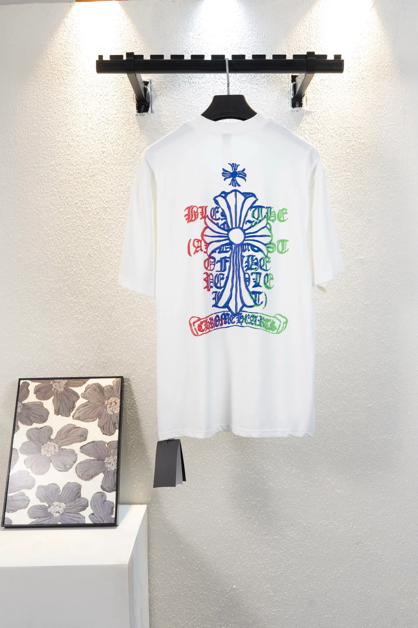 🅿️170 top version model number k8046 CH Kejia Sanskrit cross heavy industry foam printed T-shirt! Every one of Crow's products is really unique. Every piece has a back view. This leather label design is really cool. The leather label and silver jewelry design make the whole dress the icing on the cake. The texture of the whole short-sleeved piece is really amazing. It is made of 260g pure cotton fabric! 100% authentic to the official version, with all the details. All cuffs, shoulder seams, armholes, and necklines are all double-needle crimping. This is the rigorous craftsmanship that big brands should have. Details determine quality. The original washed tag packaging is full of style! The whole piece adopts three-needle and five-thread technology (neckline-shoulder seam-sleeve seam-double-pressed thread, which looks more three-dimensional and textured) and has the same craftsmanship as the original original, with a classic version, small dropped shoulders, and a micro silhouette! Color: Black White Size: XS-L